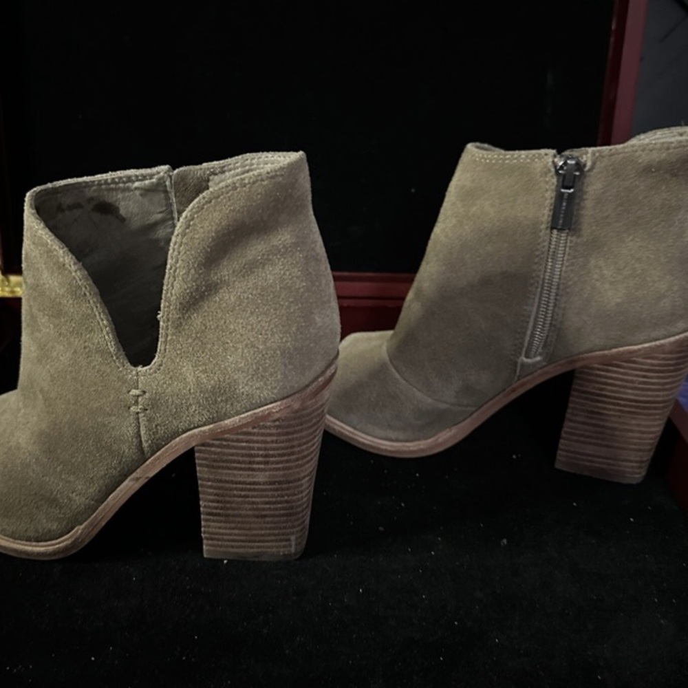 - -Vince Camuto Peep Toe boot euc!
